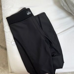 ALO Yoga Black Leggings Sleek Stretchy Design